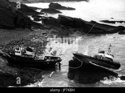 AJAXNETPHOTO. 20Th October, 1981. SLOVAS, nel Galles del Sud. - Rimorchiatore triplo relitto - tre rimorchiatori naufragare sulla costa rocciosa vicino SLOVAS dopo la rottura liberi dalla loro trainare in rotta verso la Grecia. Foto:JONATHAN EASTLAND/AJAX REF:812010 1 2 Foto Stock