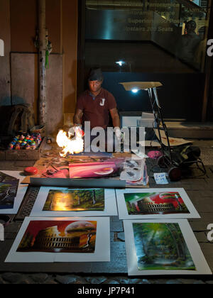 Ritratto verticale di un artista di strada a Roma di notte. Foto Stock