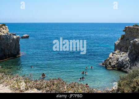 Nuotatori nuoto in una insenatura sull'isola di Tabarca Spagna Foto Stock