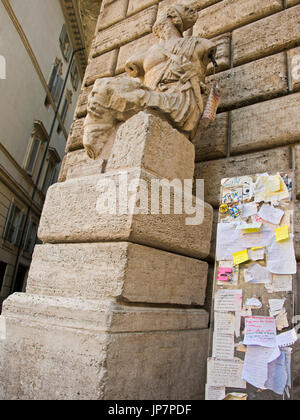 Vista verticale di uno dei "statue parlanti" a Roma. Foto Stock