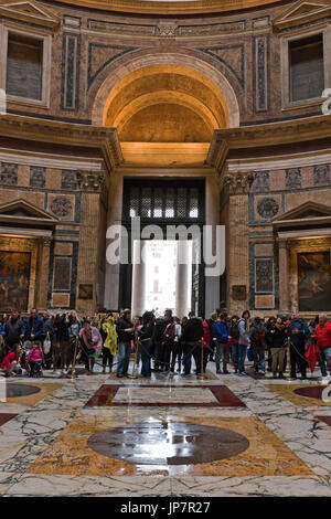 Vista verticale di turisti all'interno del Pantheon di Roma. Foto Stock