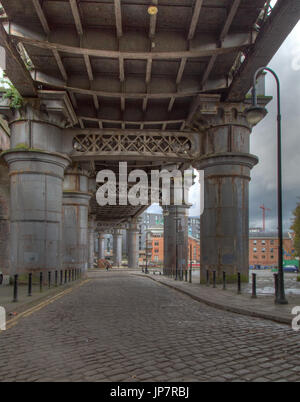 Sotto il grande storico acciaio vittoriano viadotto ferroviario in Manchester Foto Stock