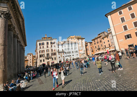 Vista orizzontale del Pantheon e Piazza della Rotonda a Roma. Foto Stock