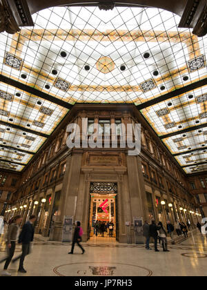 Vista verticale all'interno del solo centro per lo shopping a Roma. Foto Stock