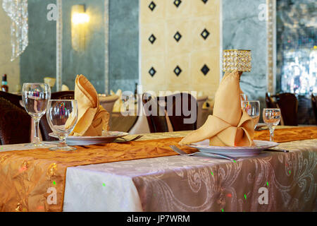 Tabella impostata per un matrimonio o un altro evento di cavare la cena Foto Stock