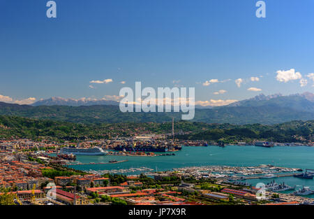 LA SPEZIA, Italia - 29 Aprile 2017 - vista aerea del porto di La Spezia con barche e dei monti all'orizzonte. Foto Stock