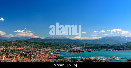 LA SPEZIA, Italia - 29 Aprile 2017 - vista aerea del porto e la città di La Spezia con barche e dei monti all'orizzonte. Foto Stock