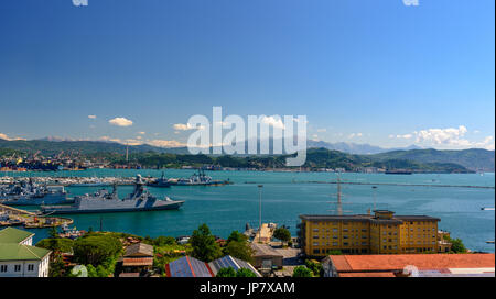 LA SPEZIA, Italia - 29 Aprile 2017 - Vista del porto di La Spezia con barche e dei monti all'orizzonte. Foto Stock