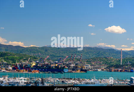 LA SPEZIA, Italia - 29 Aprile 2017 - Vista del porto di La Spezia con barche e dei monti all'orizzonte. Foto Stock