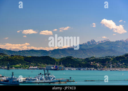 LA SPEZIA, Italia - 29 Aprile 2017 - Vista del porto di La Spezia con barche e dei monti all'orizzonte. Foto Stock