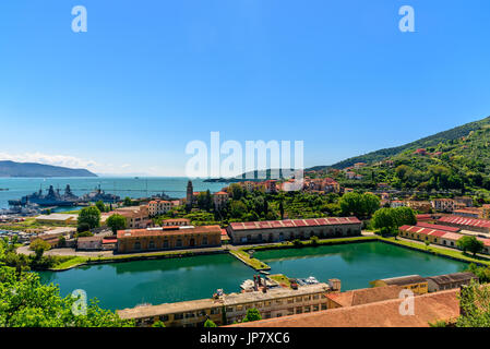 LA SPEZIA, Italia - 29 Aprile 2017 - Vista del porto di La Spezia con barche e dei monti all'orizzonte. Foto Stock