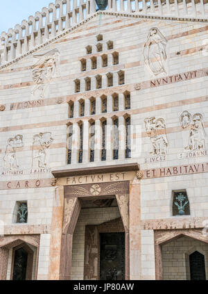 La Basilica dell'Annunciazione - entrata principale paesaggio Foto Stock