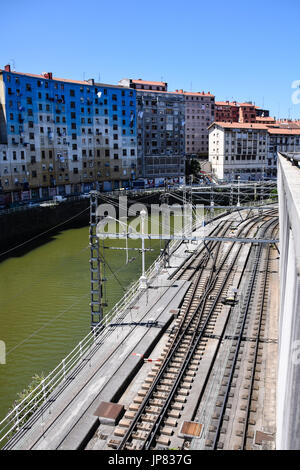 Guardando verso il basso fiume verso la città di Bilbao e lontano dal viadotto de Miraflores sul fiume Nervion nella provincia di Vizcaya, Spagna Foto Stock