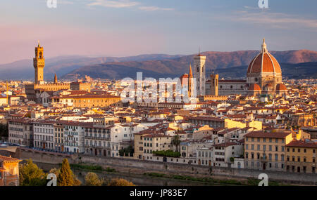 Il Duomo - Santa Maria del Fiore, il Palazzo Vecchio e la città di Firenze, Toscana, Italia Foto Stock