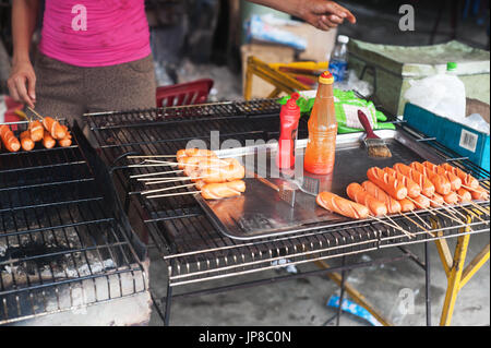 Bangkok, Thailandia - vendita di stallo salsicce Foto Stock