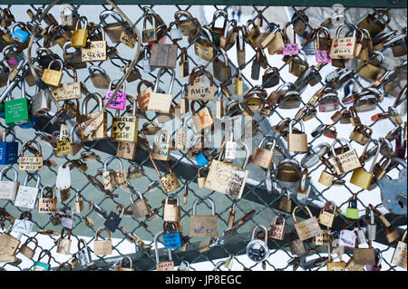 Parigi, Francia - Amore lucchetti a Pont des Arts Foto Stock