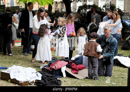 Famiglie dress up in costume vittoriano all Unione Cappella Giardino annuale estate Fete, Compton giardini a terrazza san superiore Islington Londra UK KATHY DEWITT Foto Stock