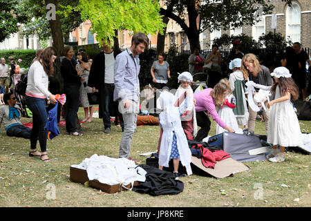 Famiglie dress up in costume vittoriano presso la Union Chapel Estate Fete in Compton giardini a terrazza vicino a Upper Street Islington London N1 UK KATHY DEWITT Foto Stock