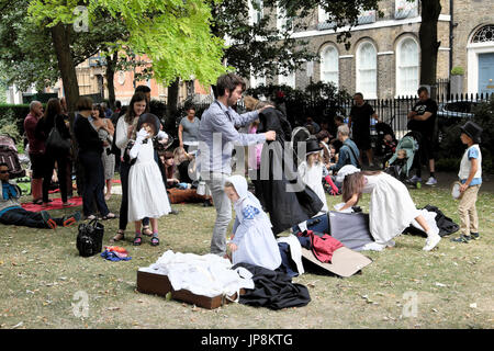 Famiglie dress up in costume Vittoriano al giardino annuale Fete Compton giardini a terrazza vicino a Upper Street Islington London N1 UK KATHY DEWITT Foto Stock