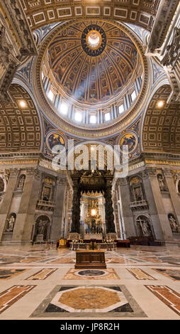 Vista verticale di San Pietro tomba all'interno della Basilica di San Pietro in Vaticano a Roma. Foto Stock