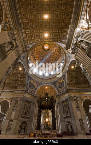 Vista verticale di San Pietro tomba all'interno della Basilica di San Pietro in Vaticano a Roma. Foto Stock