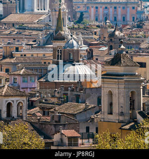 Antenna quadrata cityscape sui tetti di Roma. Foto Stock