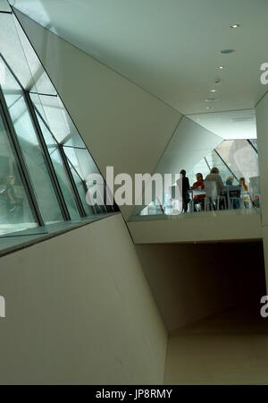 Pavilion Cafe, Sackler cortile, Victoria and Albert Museum di Londra Foto Stock