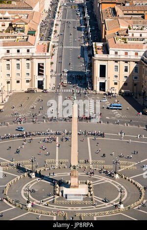 Antenna verticale vista di Piazza San Pietro in Vaticano a Roma. Foto Stock