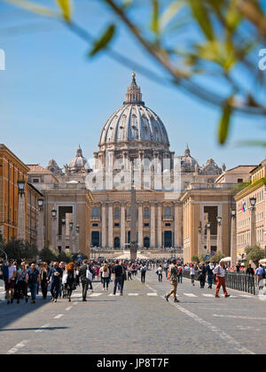 Vista verticale della Basilica di San Pietro in Vaticano a Roma. Foto Stock