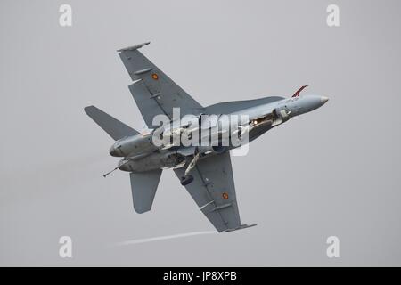 Spanish Air Force EF-18AM Hornet effettuando al Royal International Air Tattoo con il suo carro distribuito Foto Stock