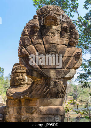 Naga presso la porta sud di Angkor Thom, Parco Archeologico di Angkor, Foto Stock