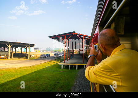 Turistica prendendo le foto sul canale di Panama stazione treni che arrivano alla stazione ferroviaria di Colon Foto Stock