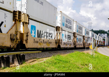 Canale di Panama contenitore ferroviaria treno in movimento merci provenienti da Panama City a Colon Foto Stock