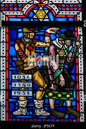 Il vetro macchiato in Wormser Dom in Worms, Germania, raffigurante l'olocausto accanto all ebrei dai nazisti Foto Stock