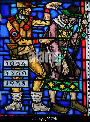 Il vetro macchiato in Wormser Dom in Worms, Germania, raffigurante l'olocausto accanto all ebrei dai nazisti Foto Stock