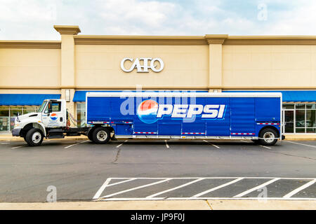 Un semi Pepsi Cola consegna carrello parcheggiato nel parcheggio di un centro commerciale di striscia in Oklahoma City, Oklahoma, Stati Uniti d'America. Foto Stock