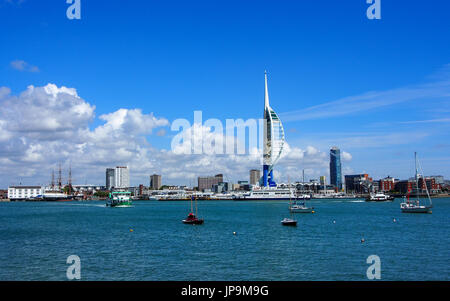 La vista sul porto di Portsmouth da Gosport, guardando verso Gunwharf Quays e Spinnaker Tower Foto Stock