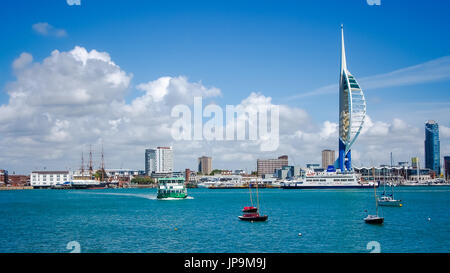 La vista sul porto di Portsmouth da Gosport, guardando verso Gunwharf Quays e Spinnaker Tower Foto Stock