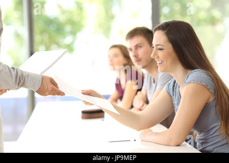 Lo studente riceve un esame da parte dell'insegnante in una classe Foto Stock