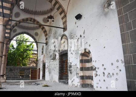 Foto scattata il 31 ott. 2015, mostra fori di proiettile su una parete della moschea di Diyarbakir, prevalentemente un città curda in Turchia meridionale, apparentemente fatto nella recente battaglia tra le forze turche e militanti del Partito dei Lavoratori del Kurdistan, o il PKK. (Kyodo) ==Kyodo