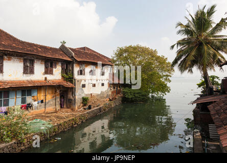 Casa su un canale in Fort Kochi, Kerala, India Foto Stock