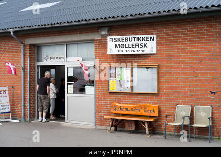 Negozio di pesce a filamento Bonnerup porto di pesca vicino a Grenaa - Djursland - Jutland - Danimarca Foto Stock