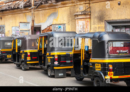 Parcheggiato Tuk Tuks in Cochin, Kerala, India Foto Stock