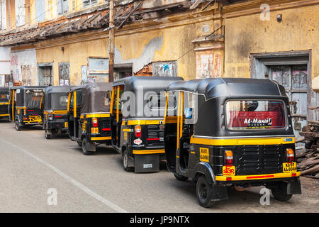 Parcheggiato Tuk Tuks in Cochin, Kerala, India Foto Stock