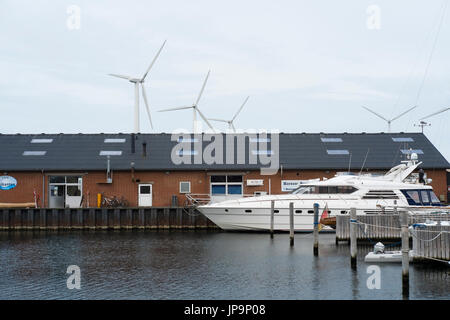 Yacht di fronte al negozio di pesce Bonnerup Strand porto di pesca vicino a Grenaa - Djursland - Jutland - Danimarca Foto Stock