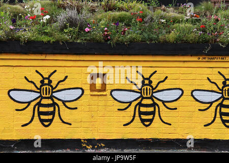 Arte Urbana di Jay i campanili a Stevenson piazza di Manchesters Northern Quarter Foto Stock