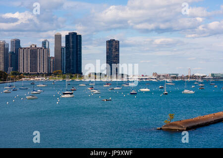 Chicago skyline di fronte lago con le barche in acqua Foto Stock