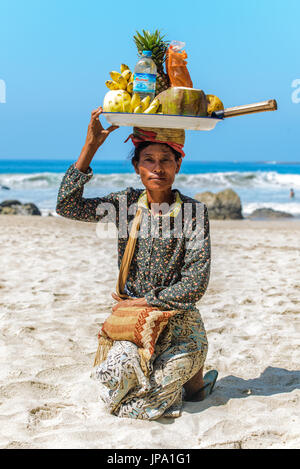 NGAPALI, MYANMAR - Feb 27, 2014: donna birmano per la vendita di frutta mix, Ngapali Beach, Myanmar Foto Stock