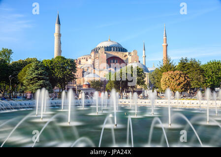 Hagia Sophia con la fontana in primo piano, Sultan Ahmet Park, Istanbul, Turchia Foto Stock