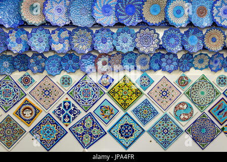 ISFAHAN, IRAN - 18 ottobre 2014: piastrelle smaltate e souvenir iraniano nel bazaar di Isfahan Foto Stock